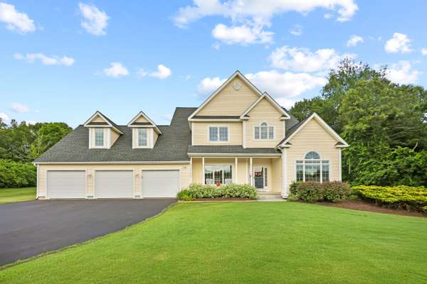 PREMIERLY LOCATED HILLS LANE COLONIAL ON 2.6 ACRES AT END OF CUL-DE-SAC & WITH IN-GROUND POOL