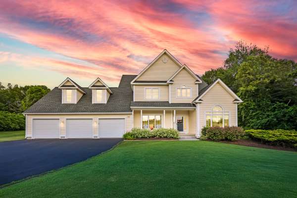 PREMIERLY LOCATED HILLS LANE COLONIAL ON 2.6 ACRES AT END OF CUL-DE-SAC & WITH IN-GROUND POOL