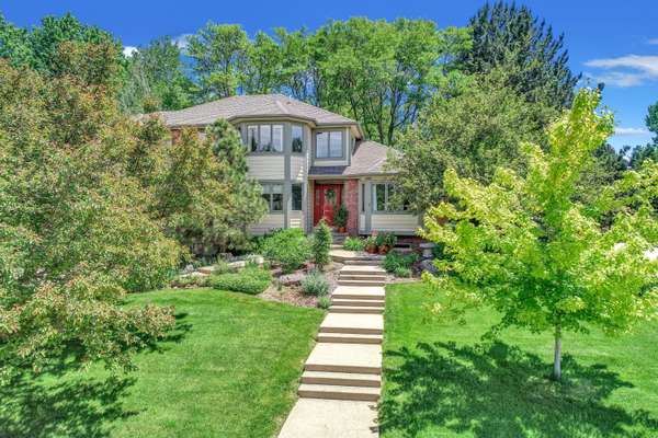 Lush and private lot in Niwot without an HOA! Backs to trail system.