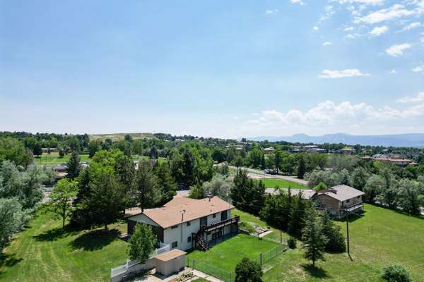 Niwot Ranch with Walkout Basement on large lot and mountain views.