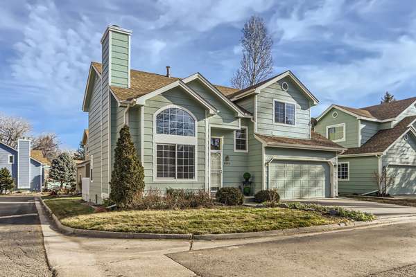 Charming single-family home just minutes from Niwot's shops and restaurants. Open floor plan, vaulted ceilings, and lots of natural light