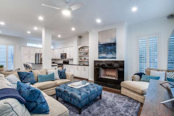 Stylish Living Steps from Restaurants & Nightlife in the Heart of Oak Lawn