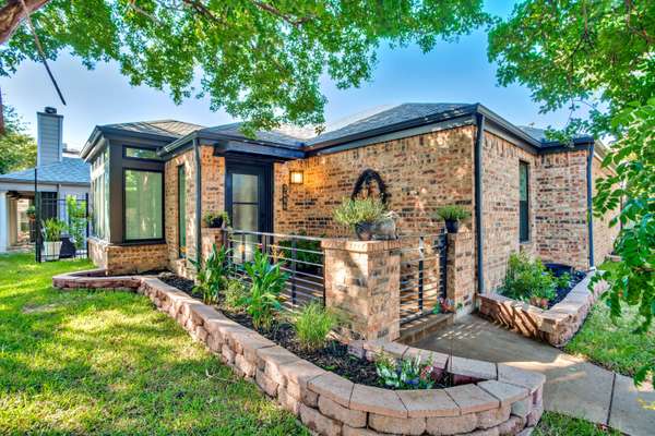 Bryan Place | Under the Canopy of Downtown Dallas