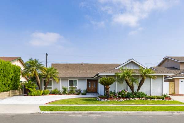 Expansive Single Story in Heart of University Tract (AKA Sol Vista)