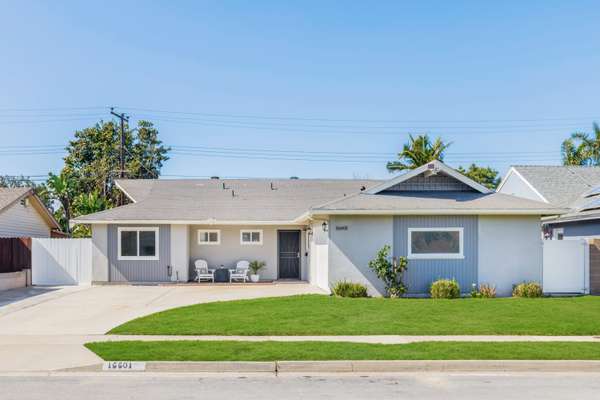 Coastal Charm Meets Modern Comfort!