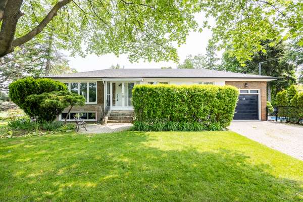VICTORIA VILLAGE - QUIET CRESCENT - OVERSIZED LOT