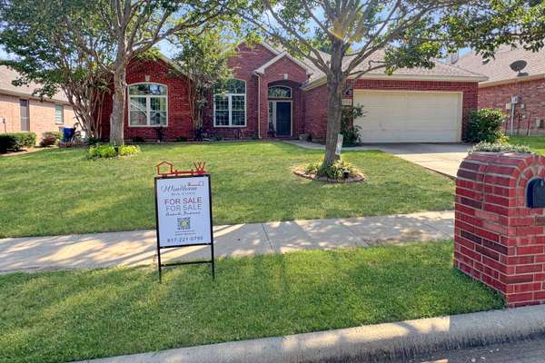 Charming Home in the Heart of Flower Mound.