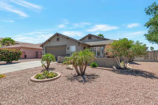 Live the Arizona Dream – Stunning Home in the Heart of Surprise!