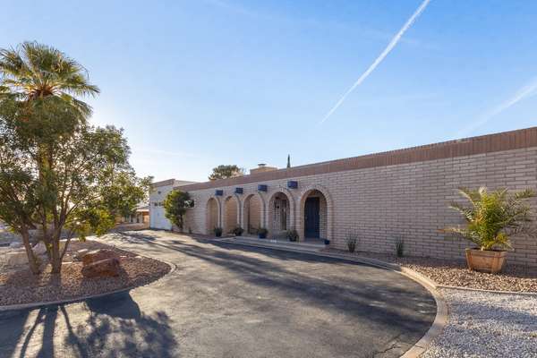 Luxurious Living in Desirable Mission Hills/Kern Area