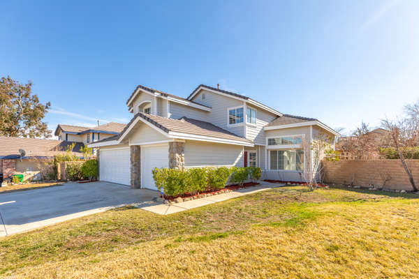 Fully Remodeled 2-Story Palmdale Home