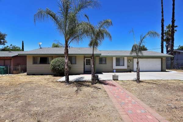 Quaint Single-Story in Hemet