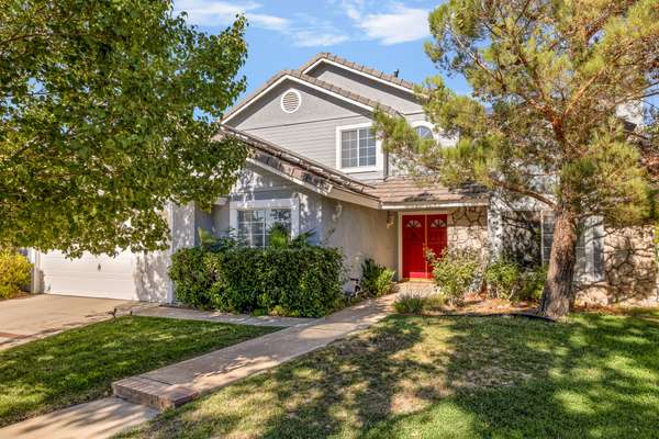 Beautiful Quartz Hill 2-Story Home