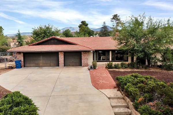 Beauitful Home In Crystalaire Country Club