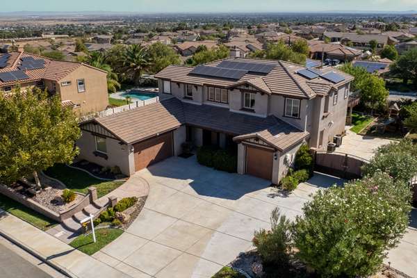 Stunning Pool Home West Palmdale