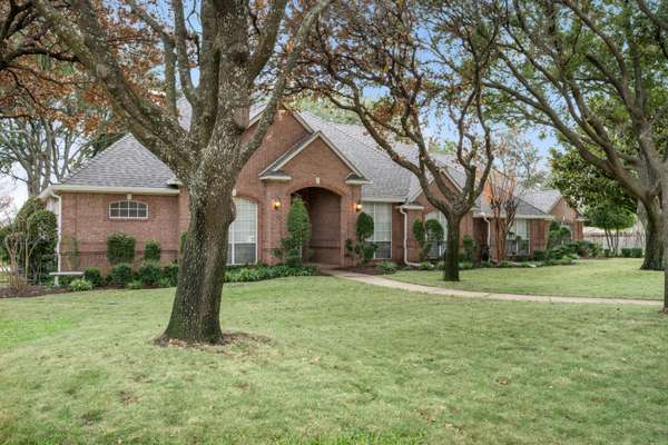 Walking Distance to Southlake Town Square!