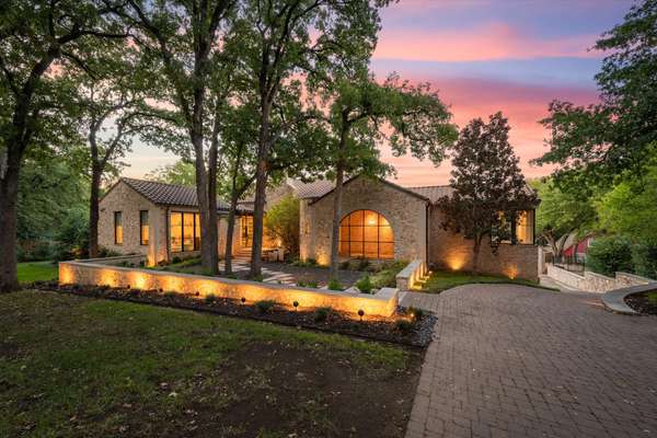 Sophisticated Indoor-outdoor Living on Rolling 2 Acres